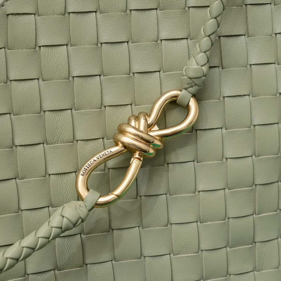 Original leather batch 3760 #Bottega Veneta 2023 spring and summer new Andiamo handbags, many stars have the same style 🎈 Classic full-body leather weaving with golden knot buckle, stable and chic enough [proud] The whole body is made of Nappa sheep leather, comfortable, soft and dynamic. The sliding metal knot buckle can adjust the shoulder strap, single shoulder/handbag/crossbody, multiple carrying methods, large bag capacity Suitable for commuting/daily use/traveling. This bag is divided into small/medium/large sizes. There is always one that suits you, so take me with you🎀🎀 Size: 45*22*34, model: 5543#